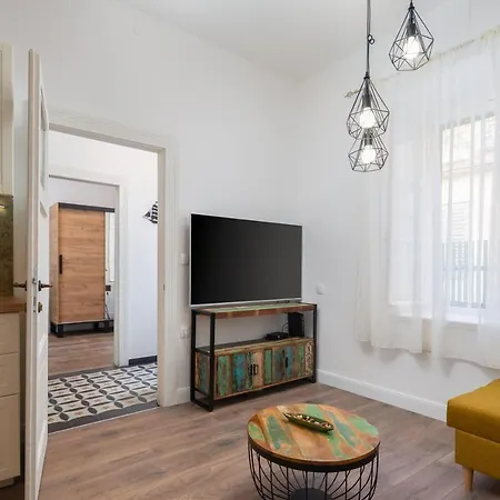 Luxury Toni With Patio In The Heart Of *