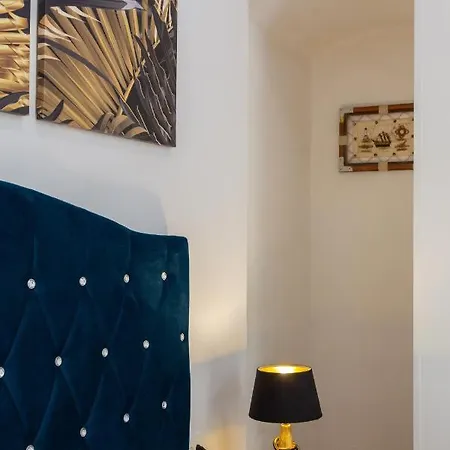 아파트 Luxury Toni With Patio In The Heart Of