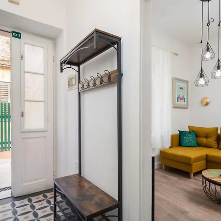 아파트 Luxury Toni With Patio In The Heart Of