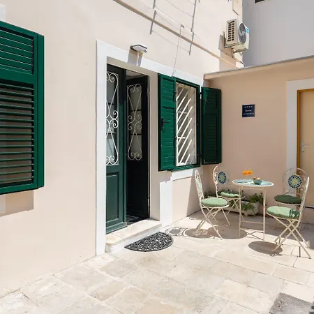 Luxury Toni With Patio In The Heart Of