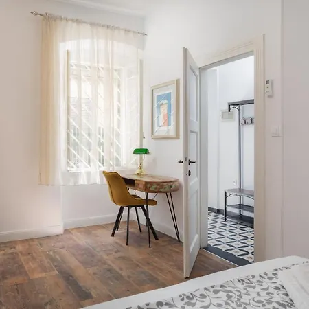 Luxury Toni With Patio In The Heart Of Apartament