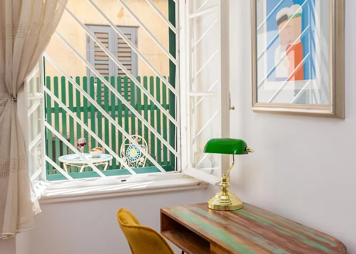 Luxury Toni With Patio In The Heart Of Apartament