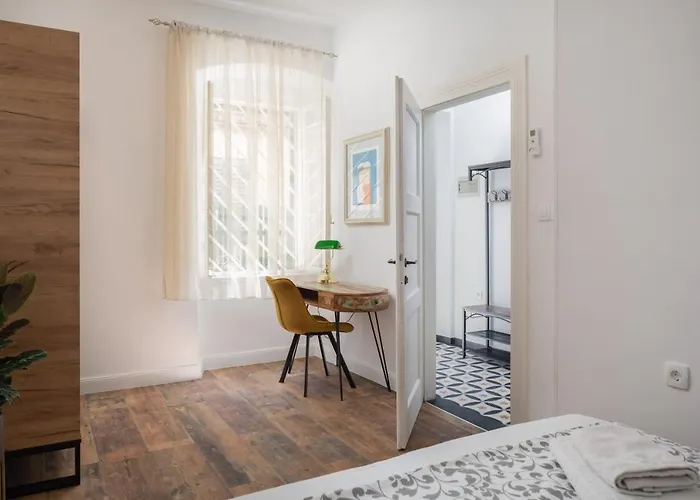 Luxury Toni With Patio In The Heart Of Apartament